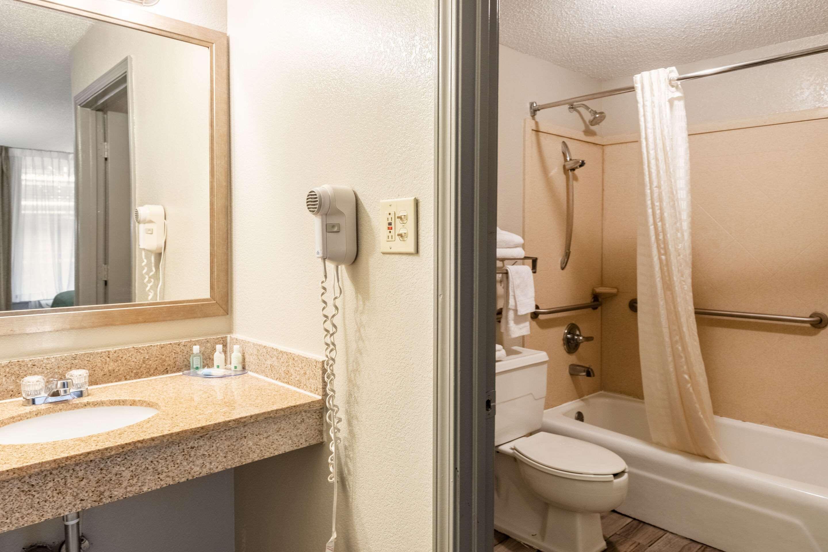 Quality Inn Newport Eksteriør bilde